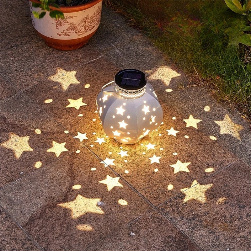 Outdoor Lighting House - โคมไฟโปรเจคเตอร์รูปดาวสำหรับสวน ไฟโซลาร์แขวนกลางแจ้ง โคมไฟโซลาร์แบบแขวนย้อนยุค พร้อมหูหิ้ว ตกแต่งสวนภายนอก